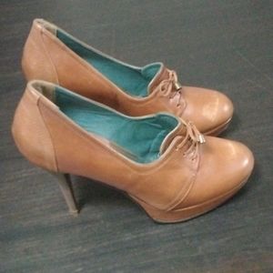 Bosi heels sz 38 color brown tan in good condition